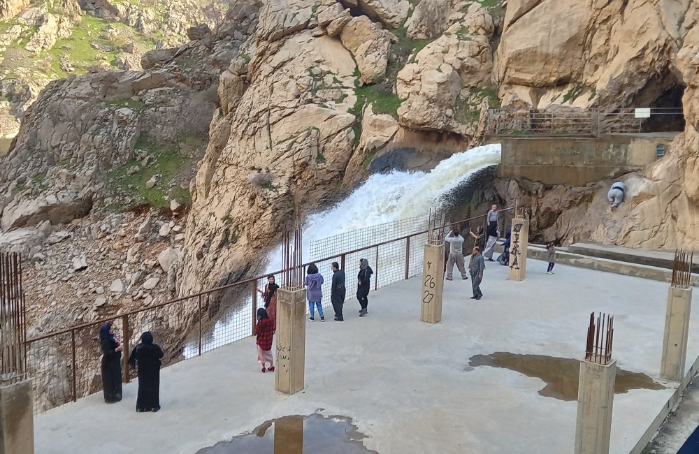 چشمه و آبشار خروشان کانی بل