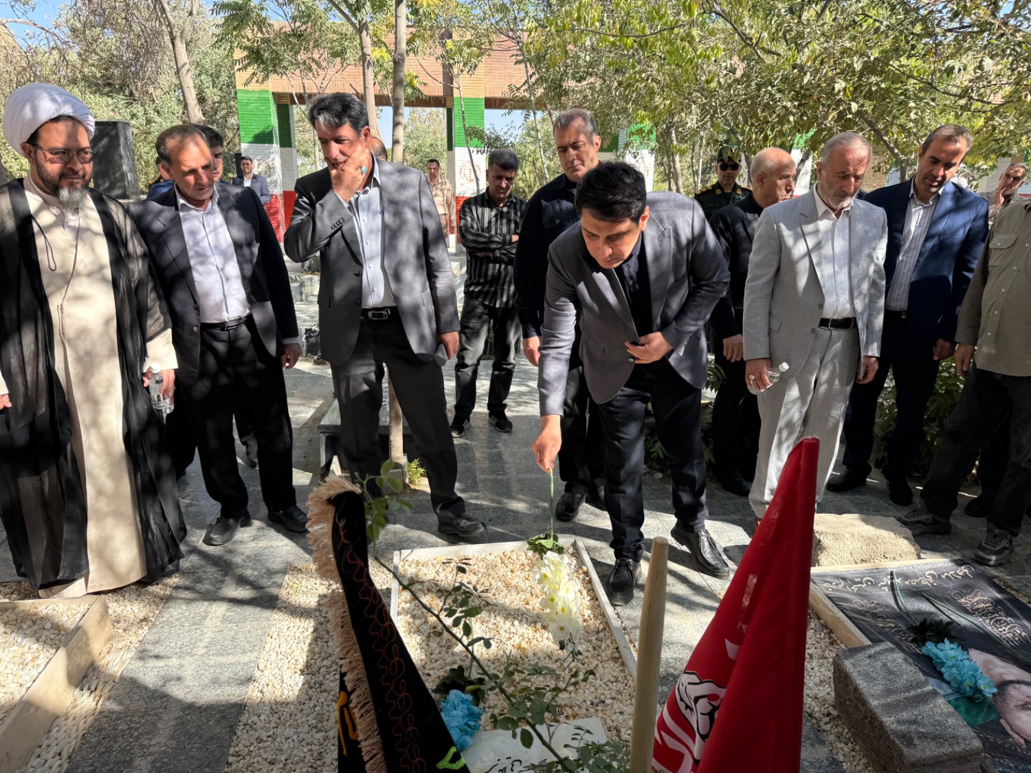 غبارروبی گلزار شهدای قروه با حضور استاندار کردستان