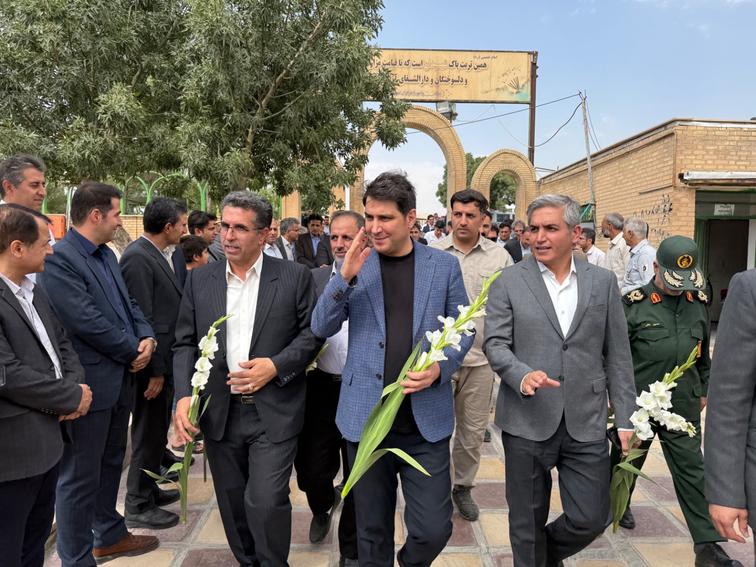 ادای احترام استاندار کردستان به شهدای کامیاران