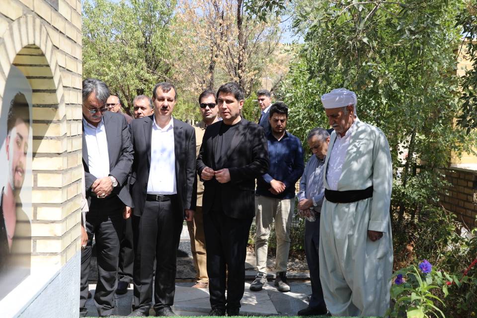 ادای احترام استاندار کردستان به شهدای سقز