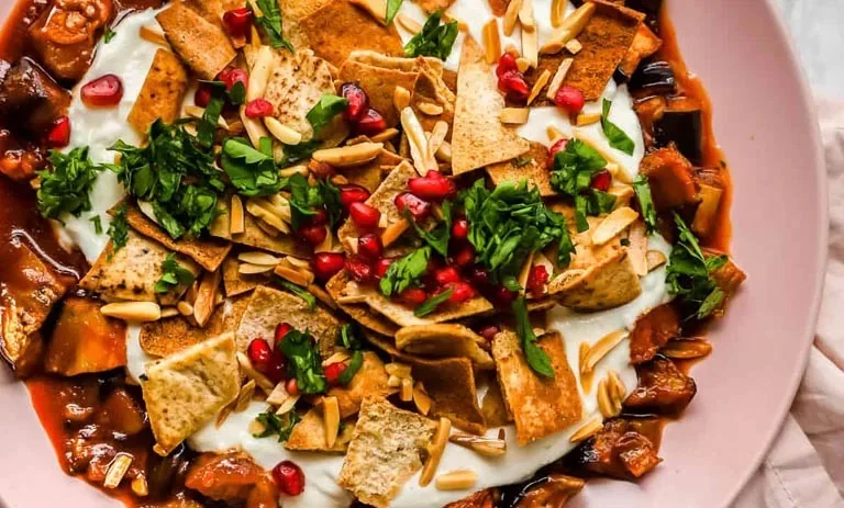 طرز تهیه فته بادمجان و سیب‌زمینی؛ یک پیش‌غذای گیاهی و پرطرفدار خاورمیانه‌ای