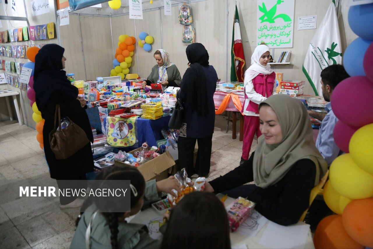 ۳۰۰ ناشر و ۹۰ هزار جلد کتاب در نمایشگاهی با استقبال مردم کردستان