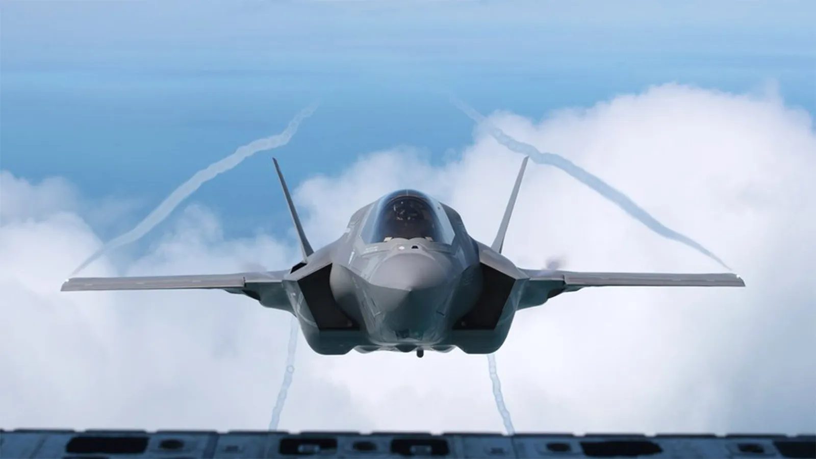 ترکیه بلومبرگ: چین در حادثه ای به قطعات حساس جنگنده F-35 آمریکا دست یافت قطعات یک جنگنده F-35 ارتش استرالیا که برای بررسی و تعمیر احتمالی به آمریکا ارسال شده بود، به‌دلایلی نامعلوم به هنگ‌کنگ انتقال یافت و بنا بر گزارش بلومبرگ، در اختیار مقام‌های چینی قرا