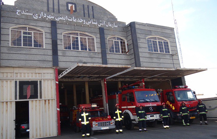 آماده باش ۱۰۰ آتش نشانان سنندجی در چهارشنبه آخر سال/ سه اکیپ آتش نشانی در سه نقطه اصلی سطح شهر مستقر شدند
