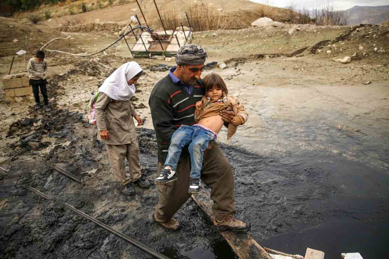 دانش‌آموزان روی دوش پدران در لجن‌زار؛ تاوان آبگیری سد ژاوه برای کودکان "دره‌کوله