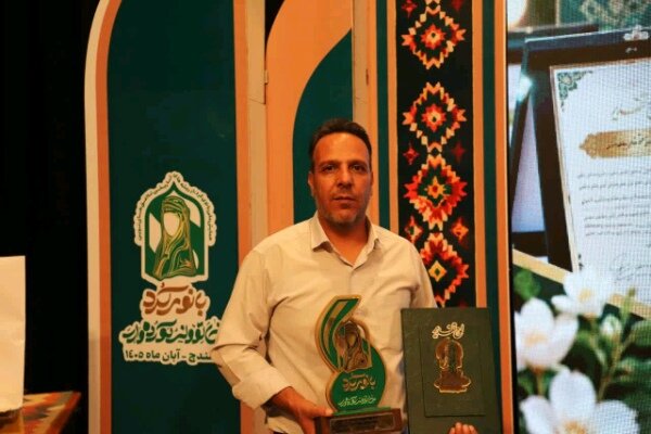 عکاس خبرگزاری کردستان در همایش ملی بانوی کرد تجلیل شد
