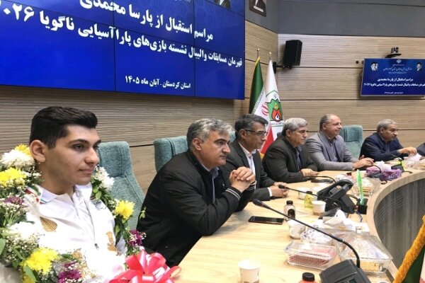 فرماندارپارسا محمدی شادی را به مردم هدیه کرد
