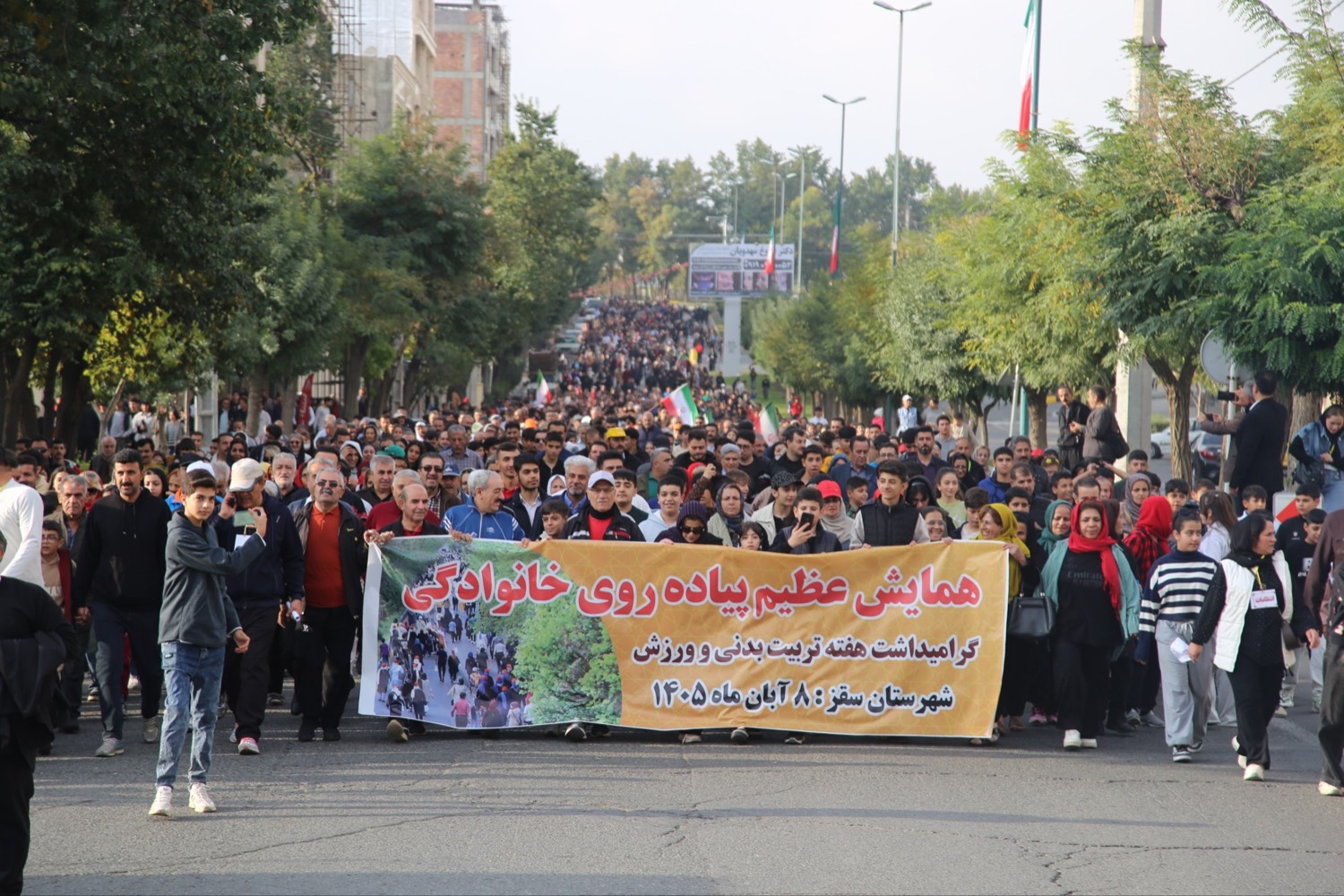از پیاده‌روی خانوادگی تا افتتاح زمین چمن و حضور در جشنواره تئاتر؛ سفر معاون استاندار کردستان به سقز