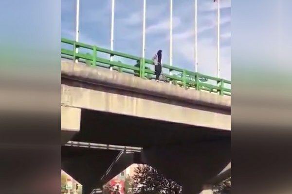 لحظه تکان‌دهنده خودکشی دختر جوان حین عکاسی!+ فیلم